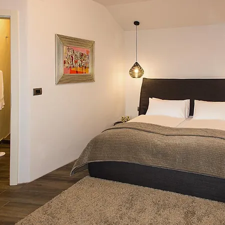 Konukevi Aldila Art Rooms, And Smartno