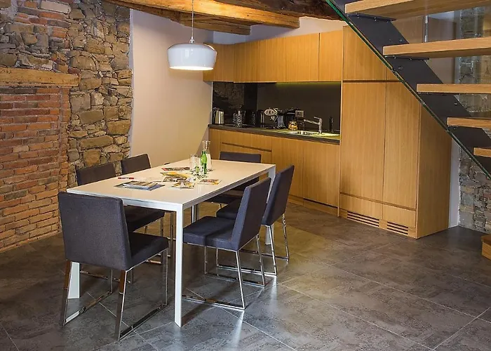 Aldila Art Rooms, And בית הארחה