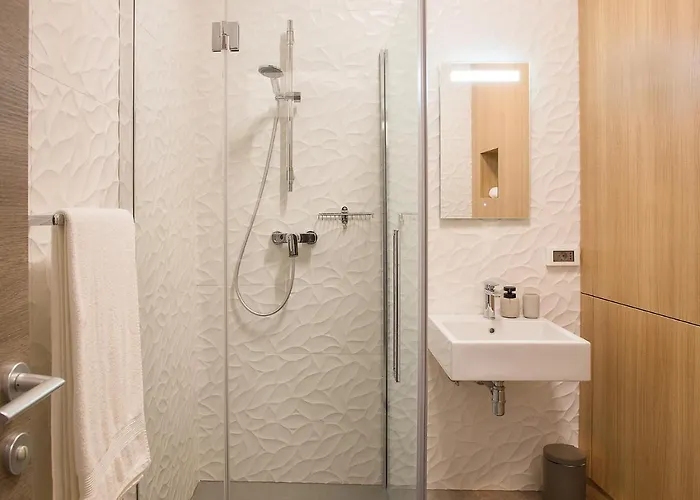 Aldila Art Rooms, And 4* שמארטנו