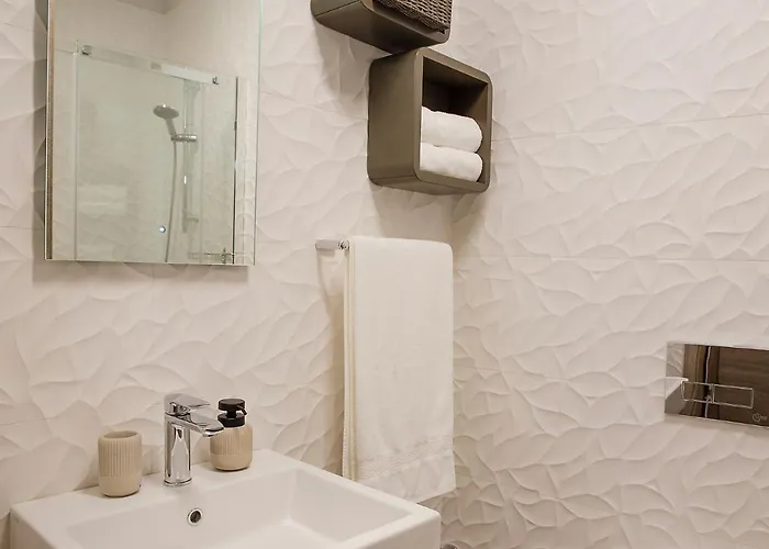 Aldila Art Rooms, And בית הארחה