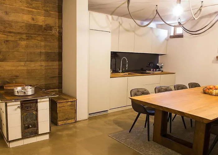 Aldila Art Rooms, And בית הארחה שמארטנו